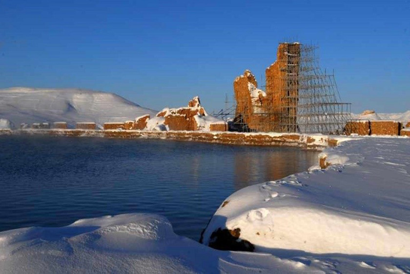 Takht Suleiman lake